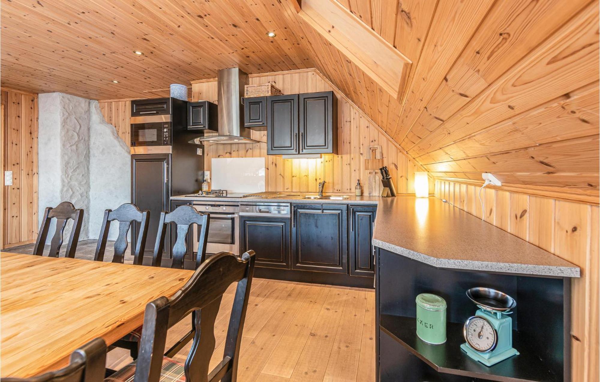 Awesome Home In Kvamsoy With Jacuzzi Sandvik  Extérieur photo