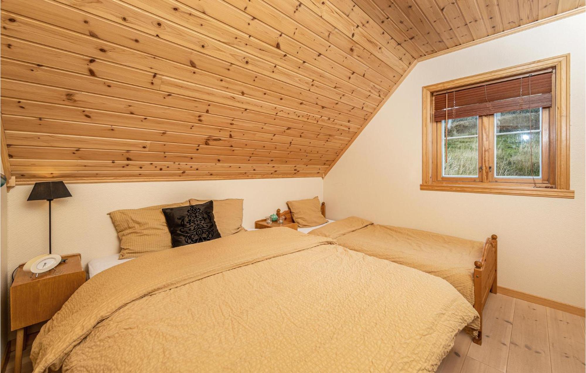 Awesome Home In Kvamsoy With Jacuzzi Sandvik  Extérieur photo