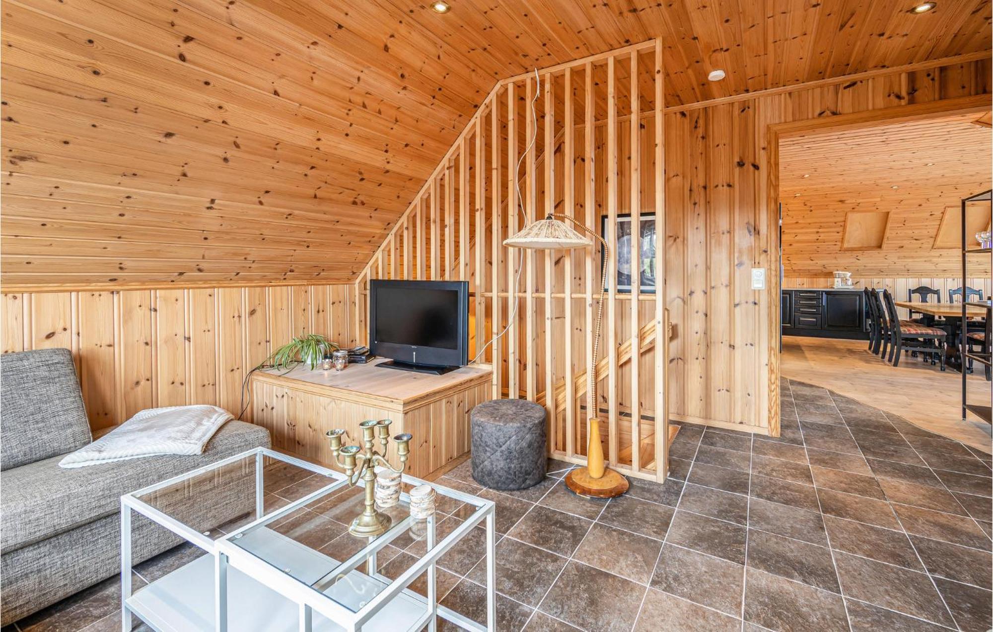 Awesome Home In Kvamsoy With Jacuzzi Sandvik  Extérieur photo