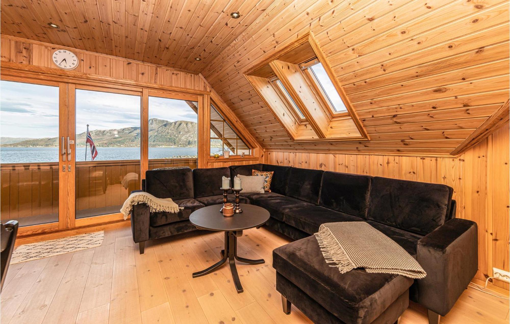 Awesome Home In Kvamsoy With Jacuzzi Sandvik  Extérieur photo