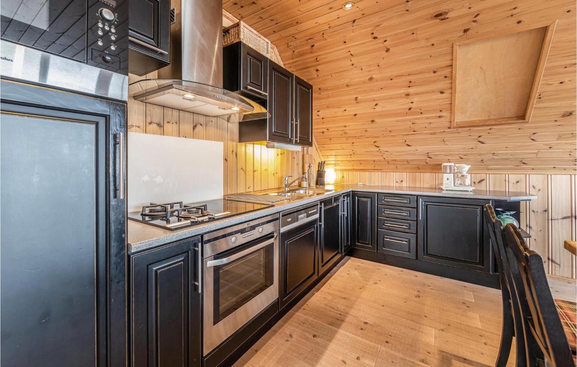 Awesome Home In Kvamsoy With Jacuzzi Sandvik  Extérieur photo