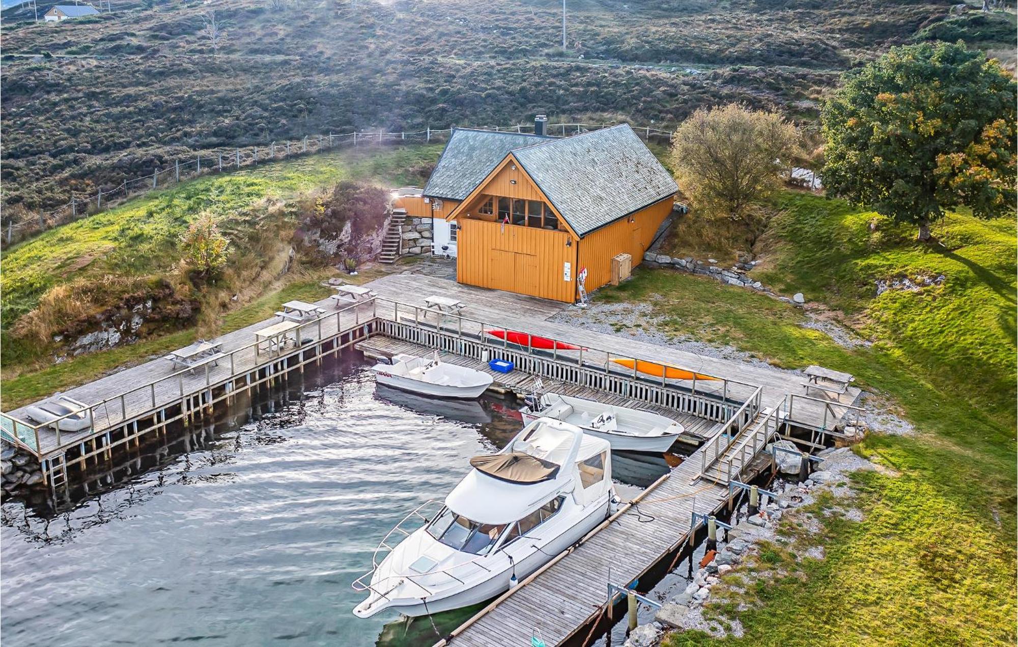 Awesome Home In Kvamsoy With Jacuzzi Sandvik  Extérieur photo