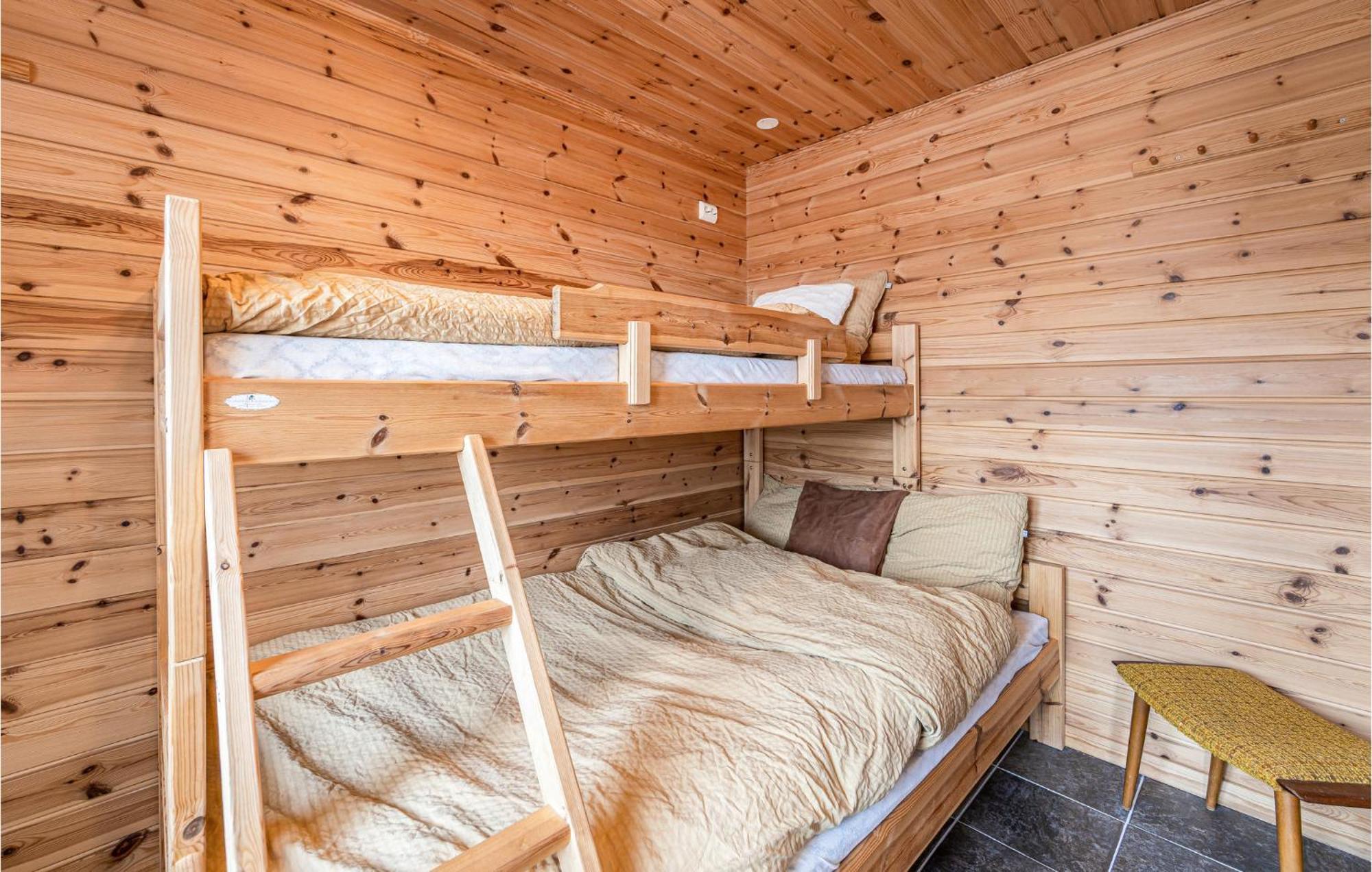 Awesome Home In Kvamsoy With Jacuzzi Sandvik  Extérieur photo