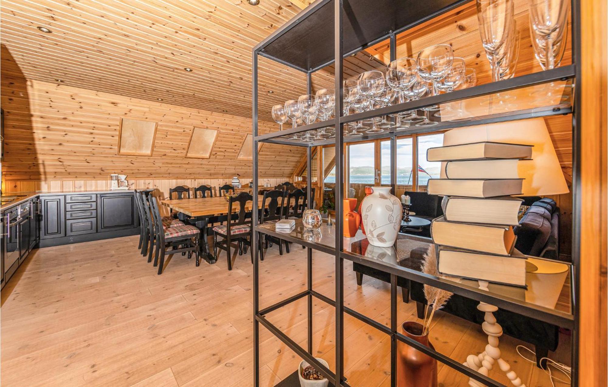 Awesome Home In Kvamsoy With Jacuzzi Sandvik  Extérieur photo