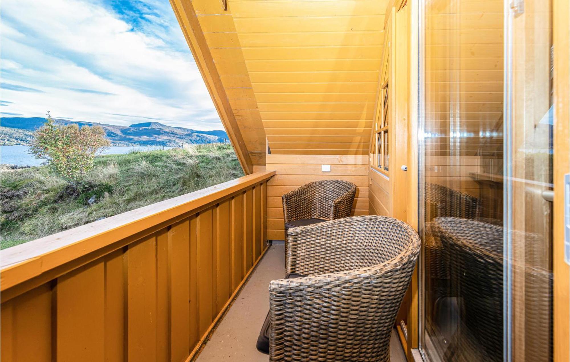 Awesome Home In Kvamsoy With Jacuzzi Sandvik  Extérieur photo