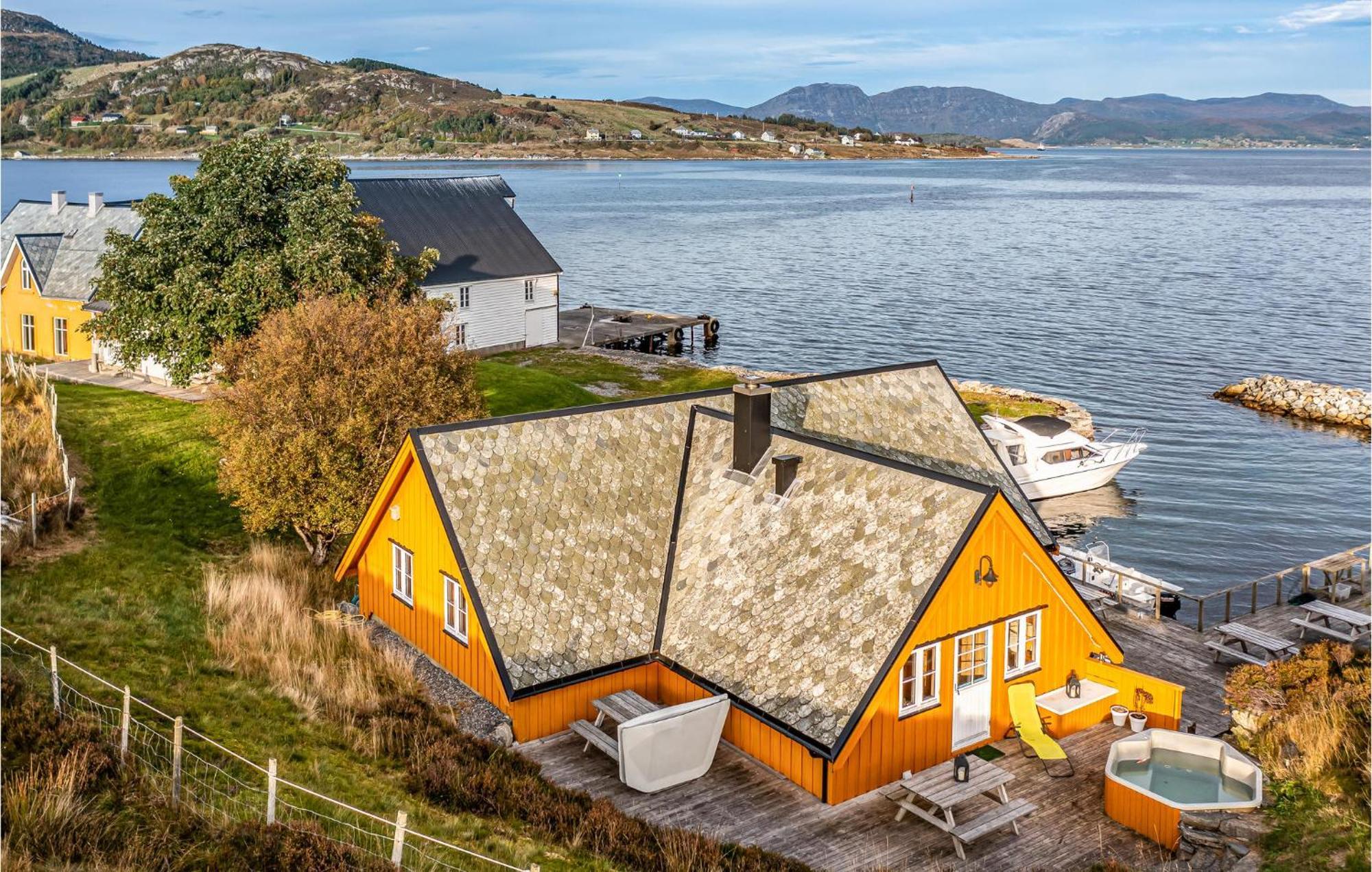 Awesome Home In Kvamsoy With Jacuzzi Sandvik  Extérieur photo